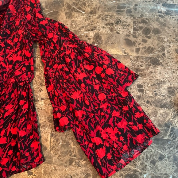 A Loves A Floral Ruched Bell Sleeve Top V-neck Peplum Size M Red & Black​ - Picture 9 of 9